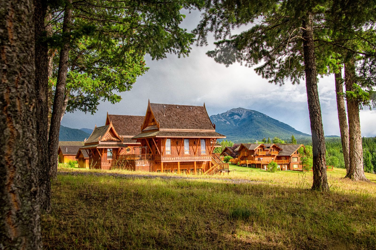 Exterior view of Baan Thai Lodges of luxury ranch Echo Valley 