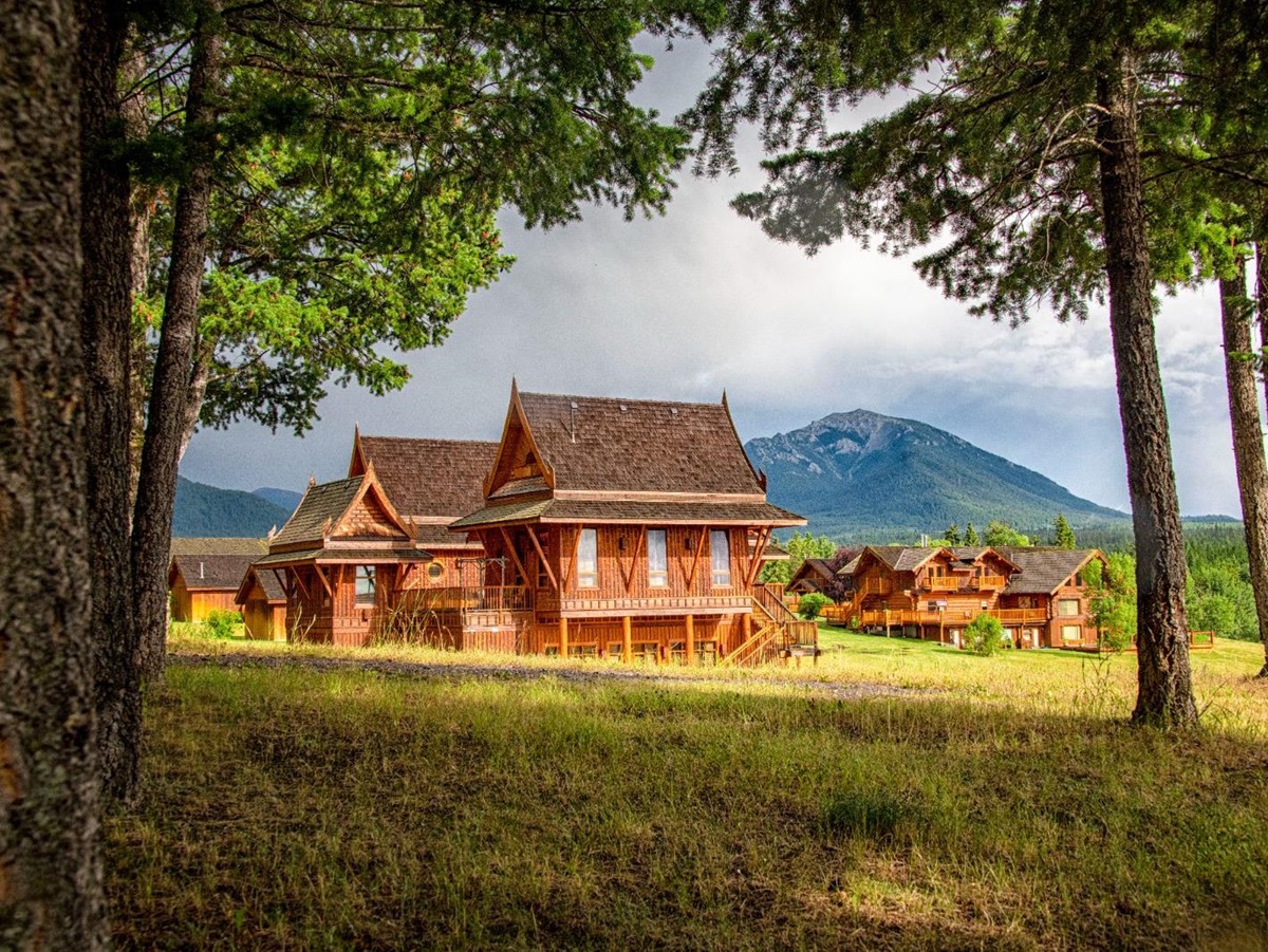Exterior view of Baan Thai Lodges of luxury ranch Echo Valley