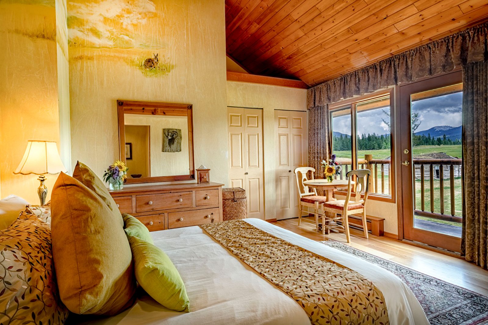 Bedroom of luxury ranch Echo Valley 