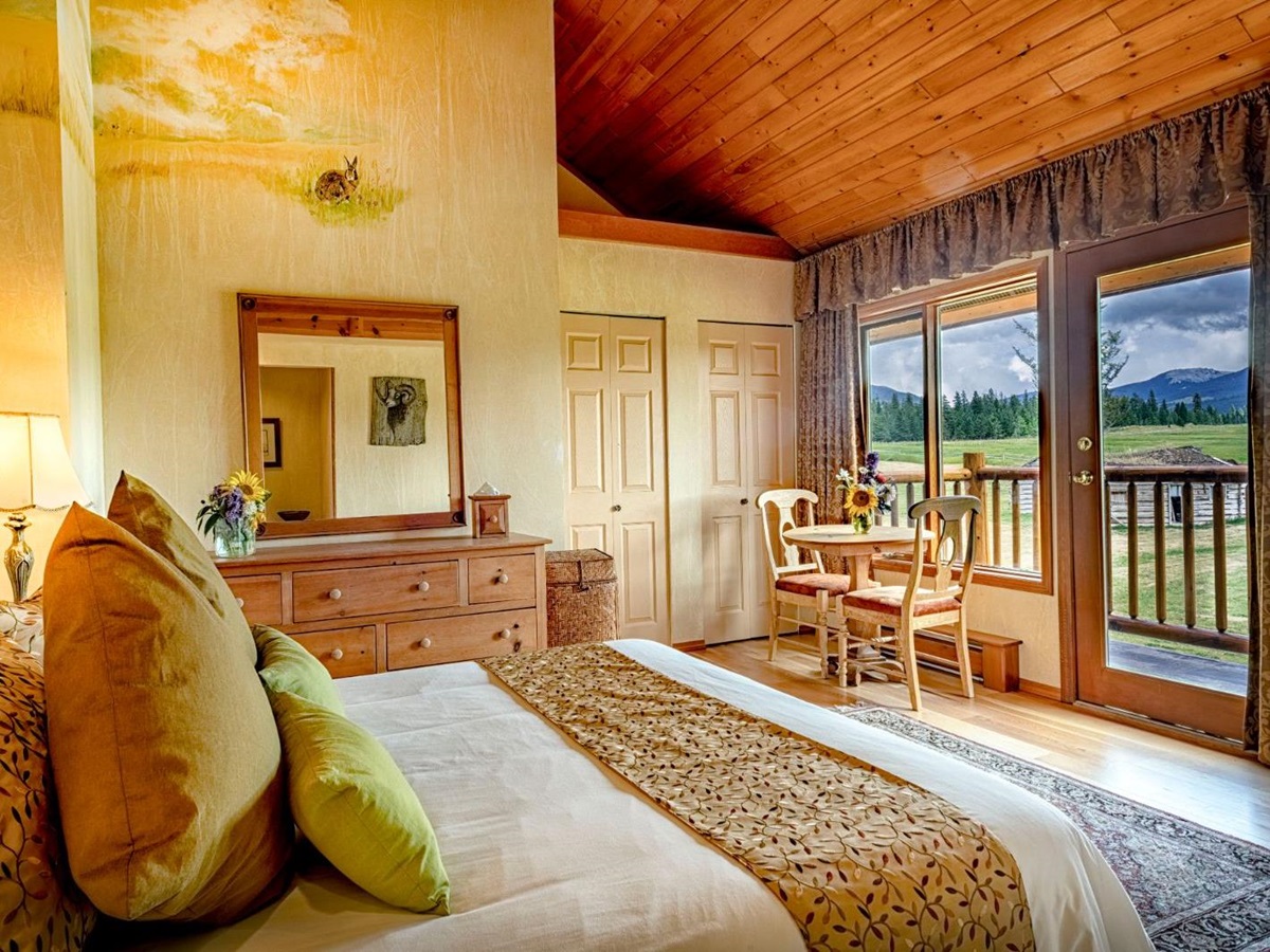Bedroom of luxury ranch Echo Valley