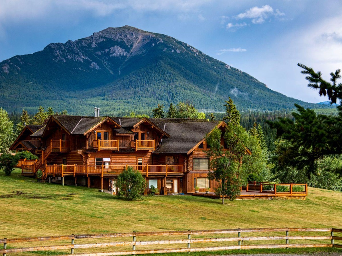 Exterior view of Dove Lodge at luxury ranch Echo Valley