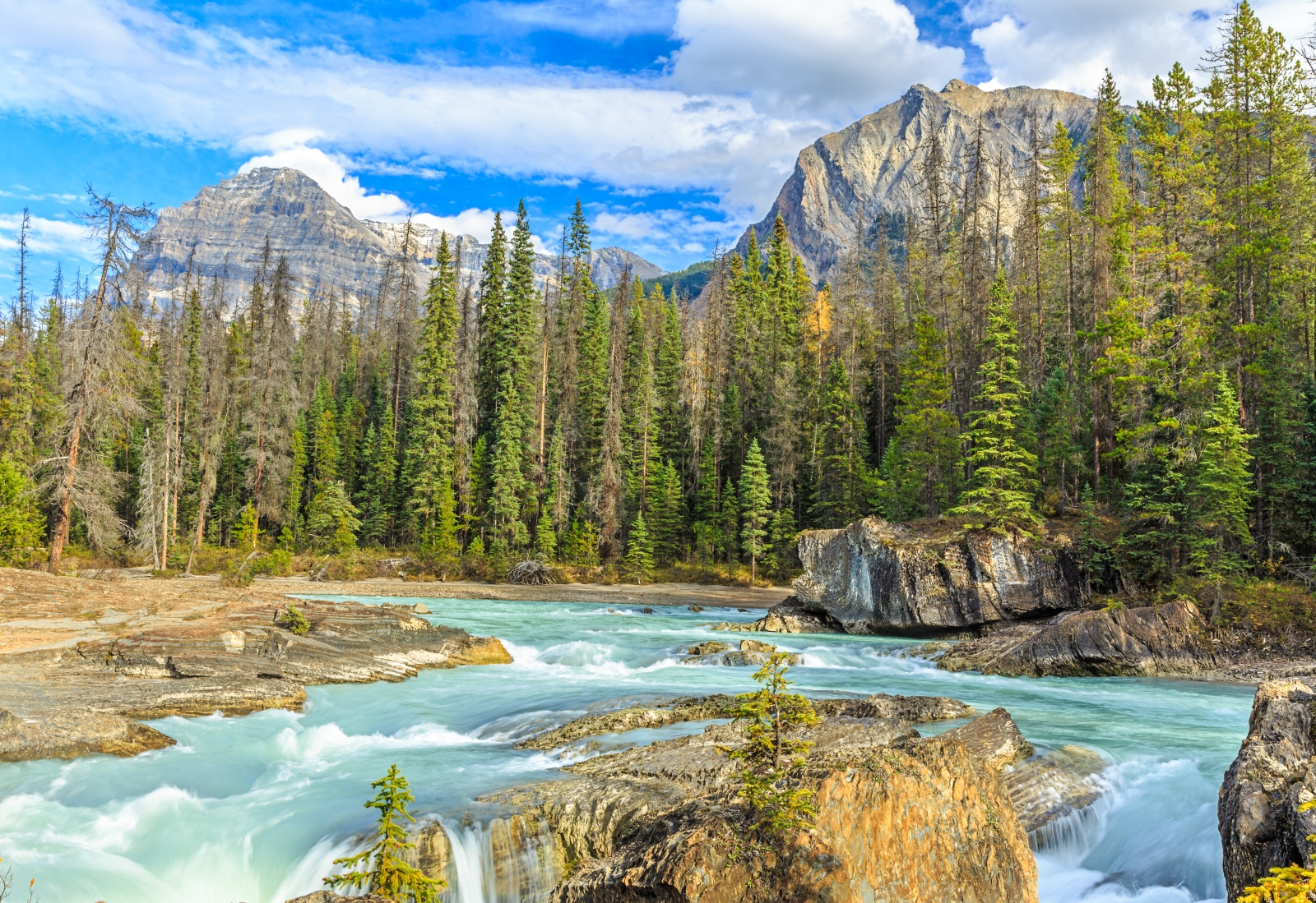 Mountains and lake at Yoho National Park