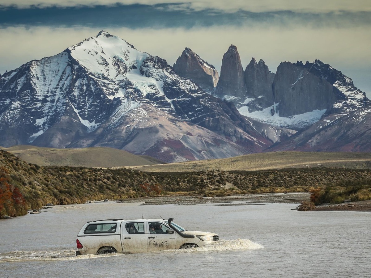 Awasi vehicle driving through a lake