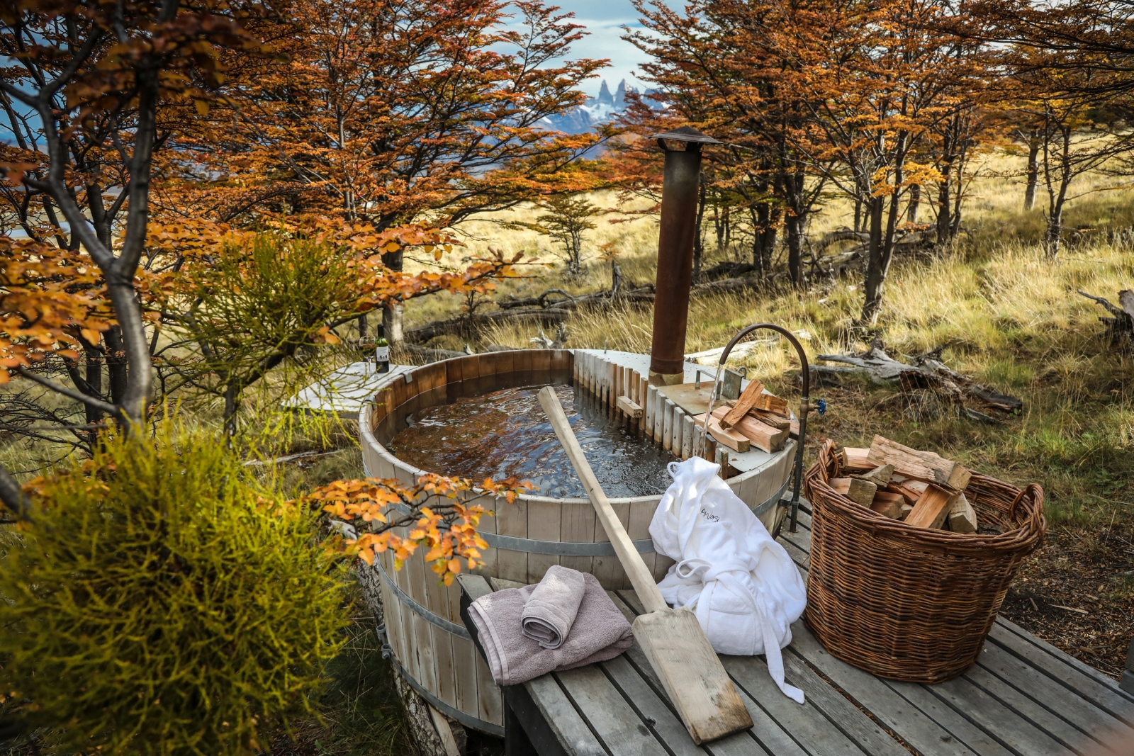 Outdoor wooden bathtub 