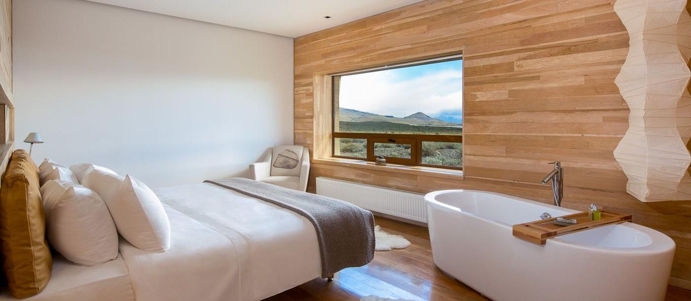 Double bedroom with bathtub and view