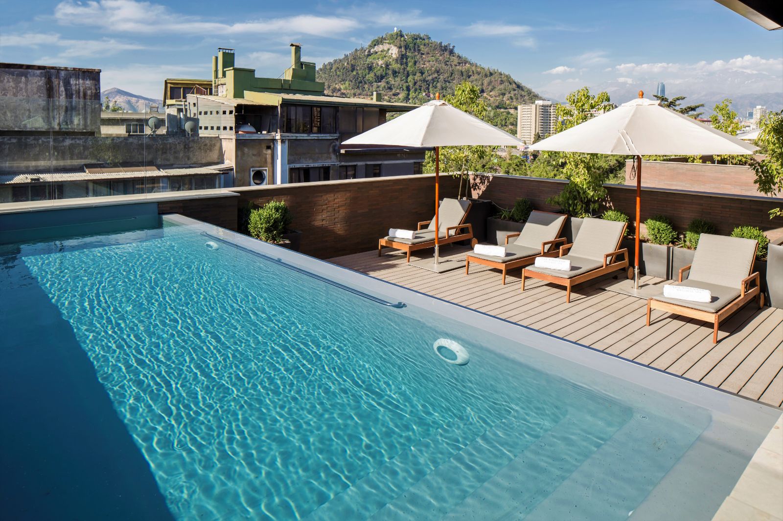 Rooftop pool and sun loungers at The Singular hotel in Chile de Santiago