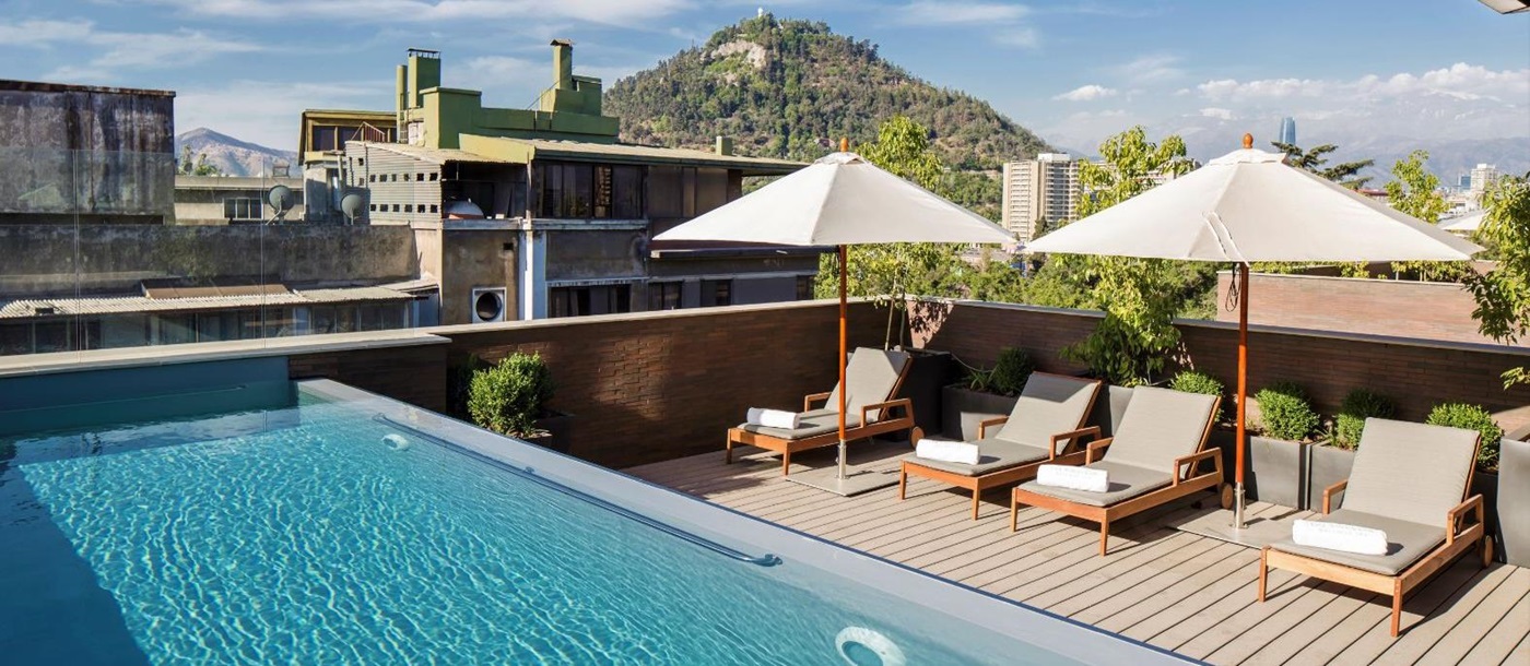 Rooftop pool and sun loungers at The Singular hotel in Chile de Santiago