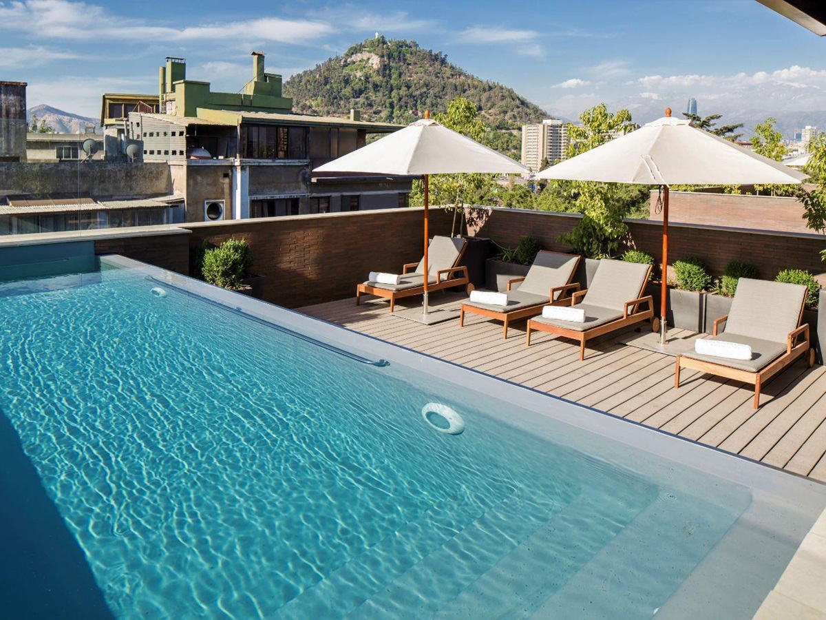 Rooftop pool and sun loungers at The Singular hotel in Chile de Santiago