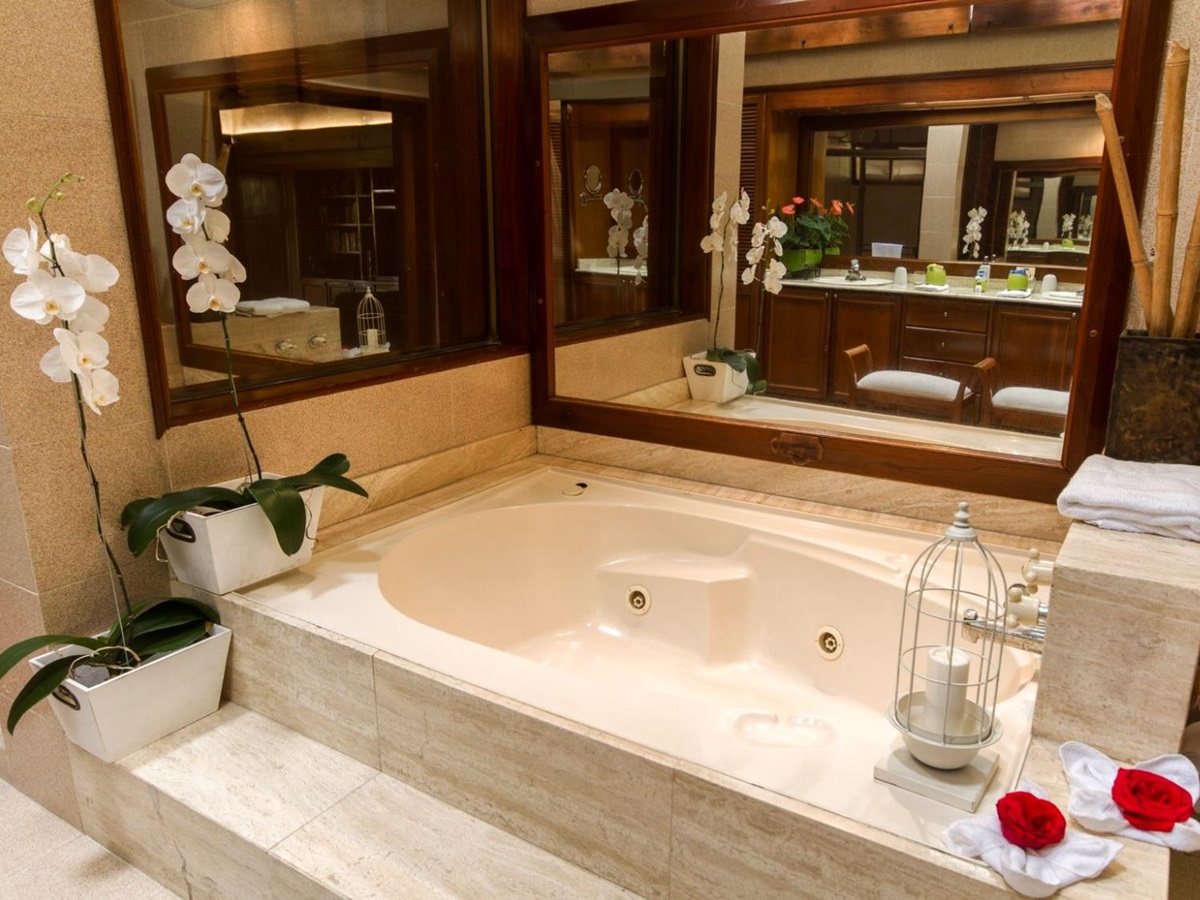 Guest suite bathtub at Hotel Boutique Sazagua in Colombia's coffee region