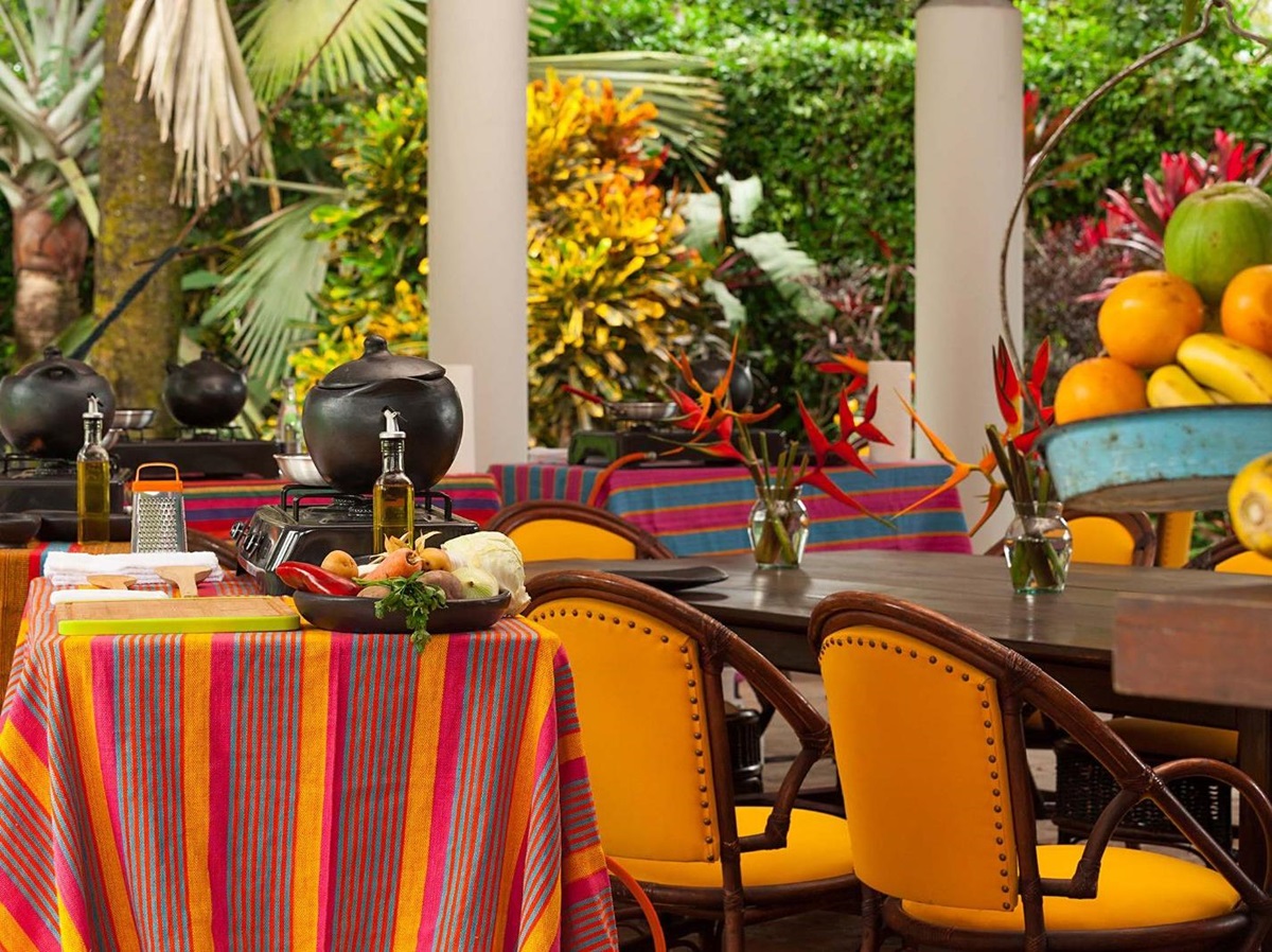 Breakfast and dining table at Hotel Boutique Sazagua in Colombia's coffee region