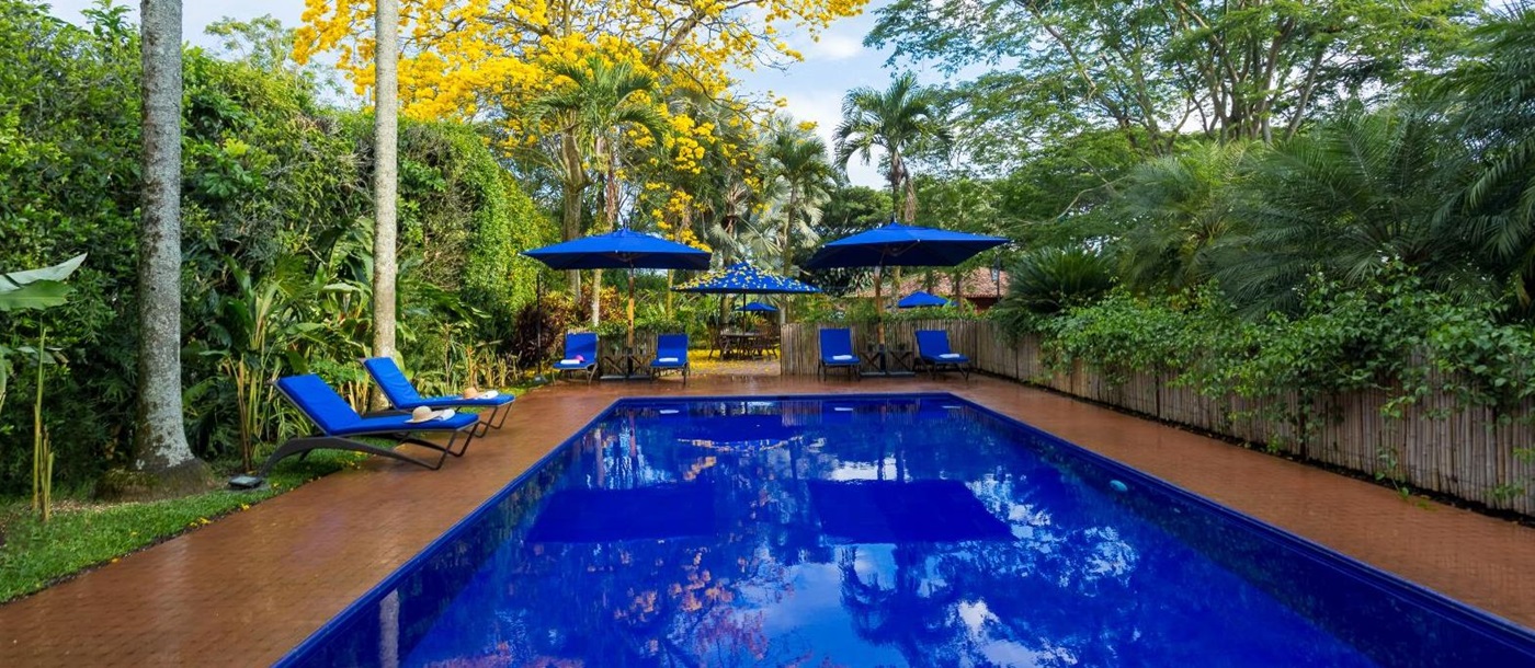 Poolside and sun loungers at Hotel Boutique Sazagua in Colombia's coffee region