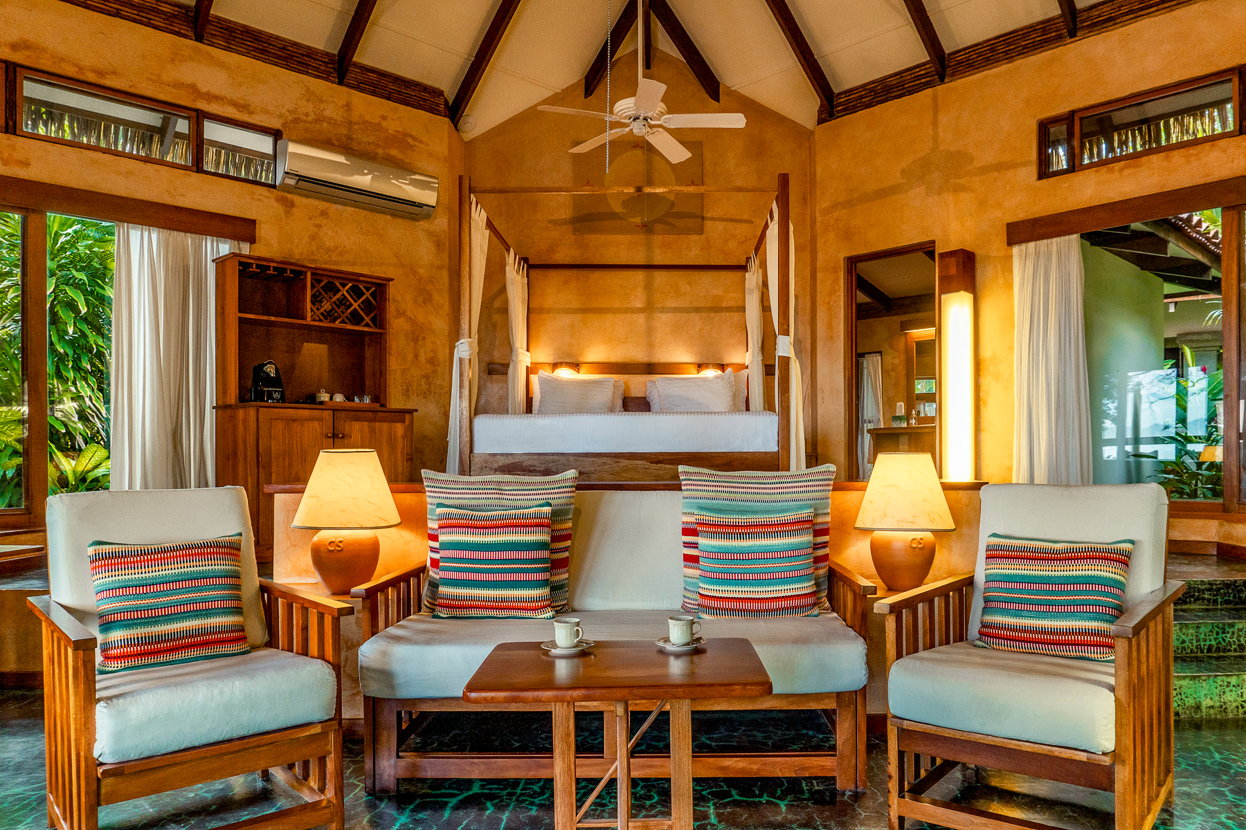 Guest bedroom and seating area at Capitan Suizo in Tamarindo