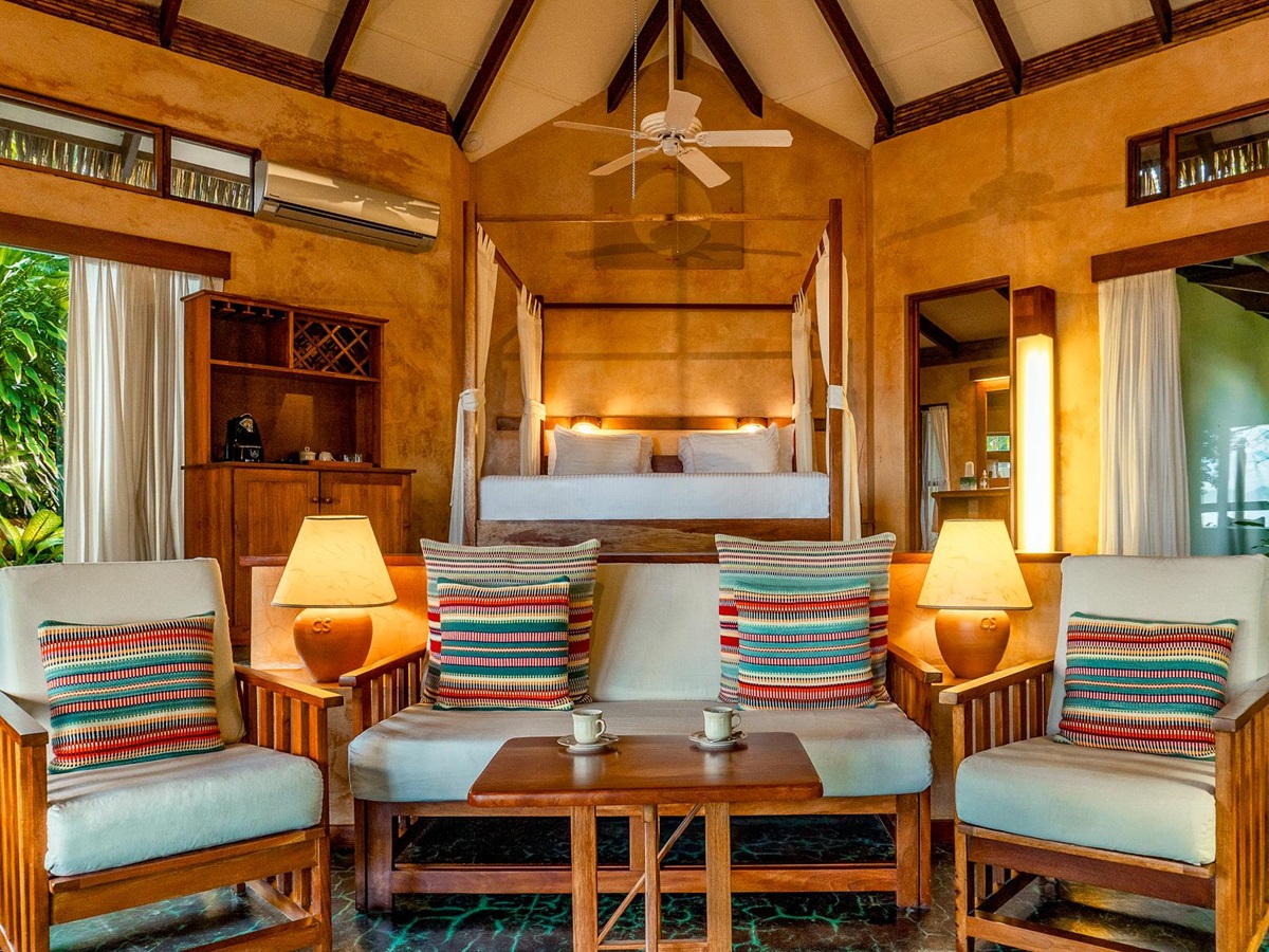 Guest bedroom and seating area at Capitan Suizo in Tamarindo
