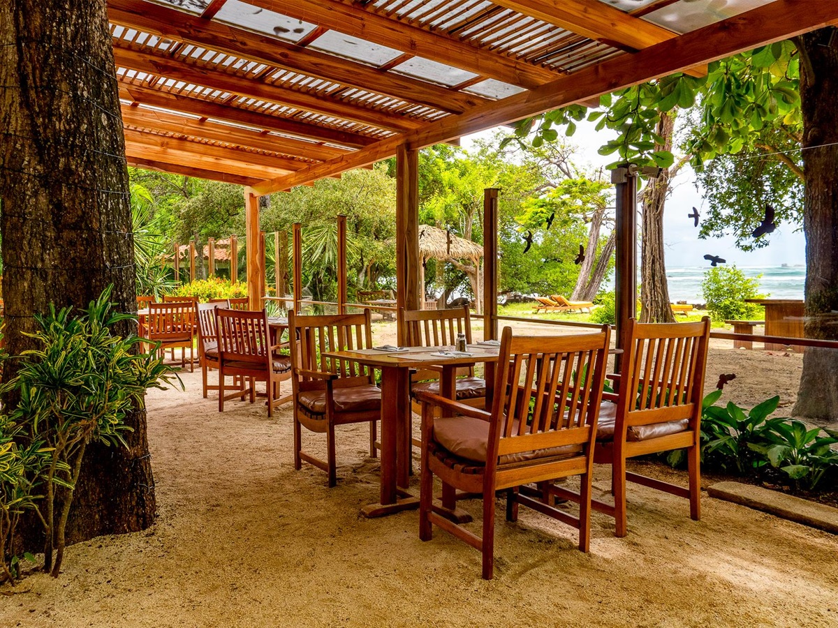 Alfresco dining at the Capitan Suizo's El Blanco restaurant in Tamarindo