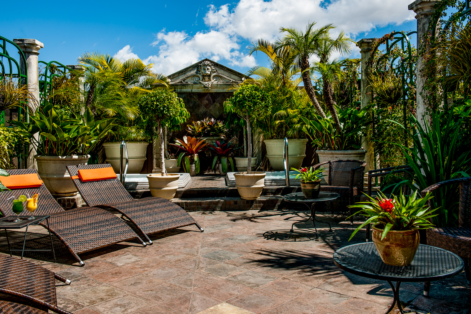 Jacuzzis on the rooftop garden terrace at Hotel Grano do Oro in San Jose