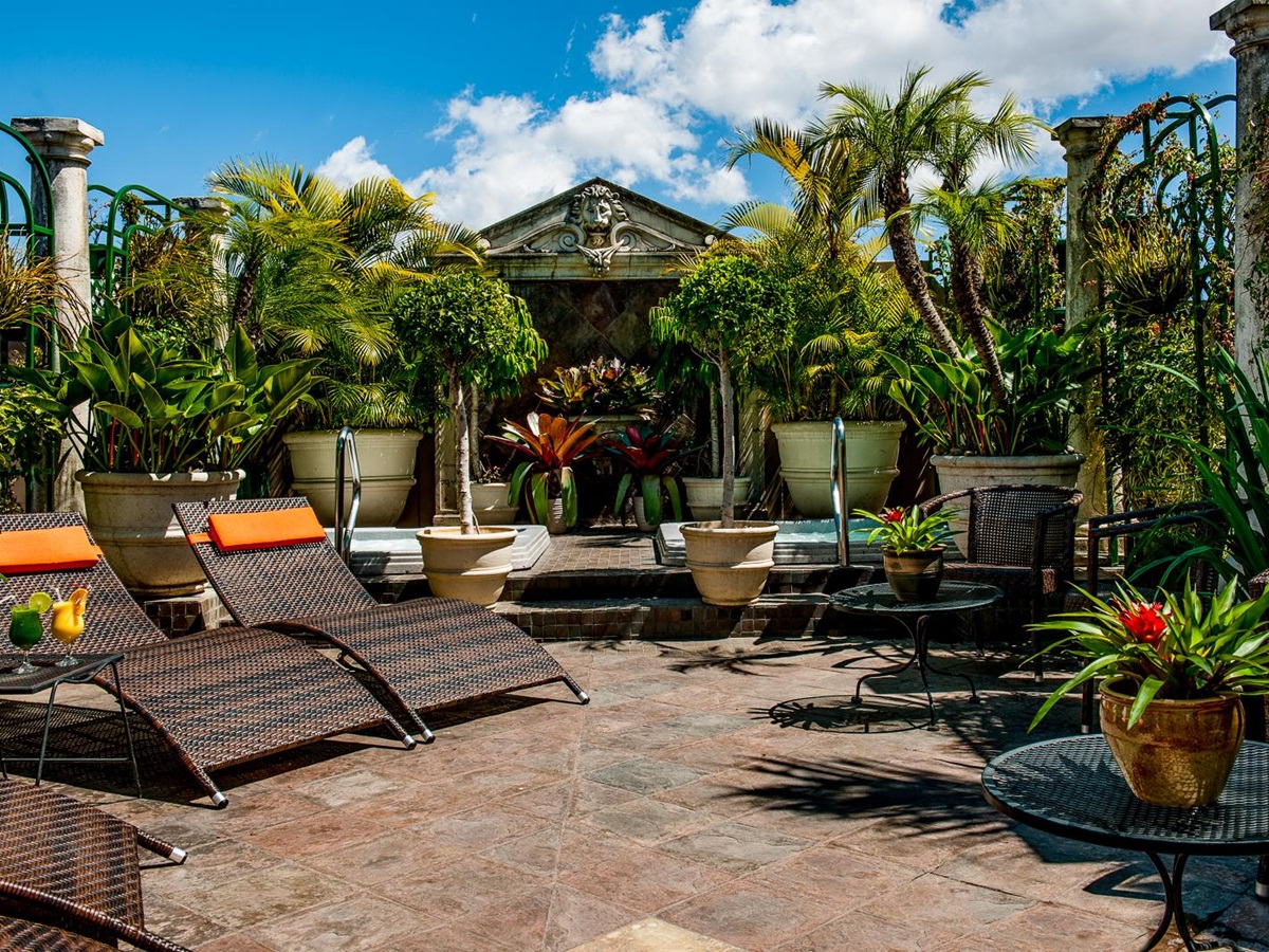 Jacuzzis on the rooftop garden terrace at Hotel Grano do Oro in San Jose