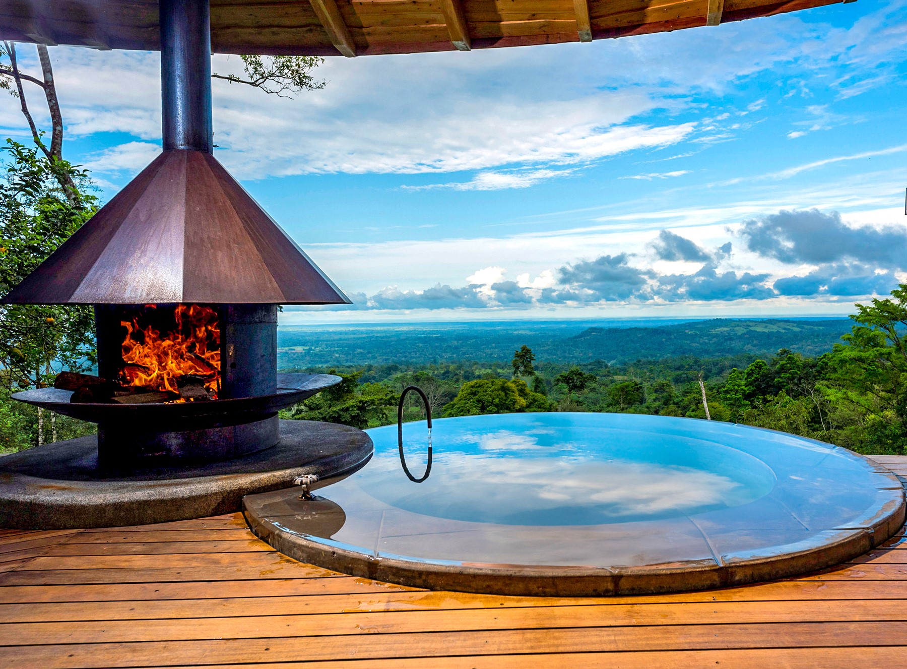Bath tub overlooking the rainforest at ORIGINS Lodge 