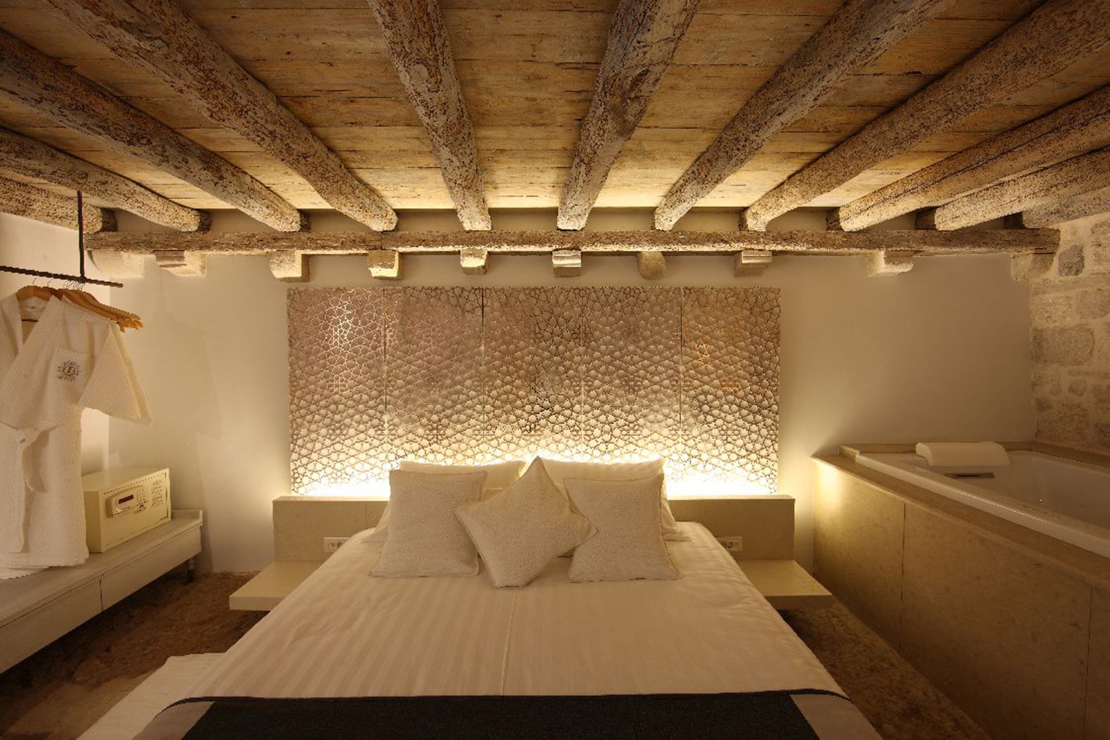 India styled bedroom at Lesic Demitri Palace in Croatia
