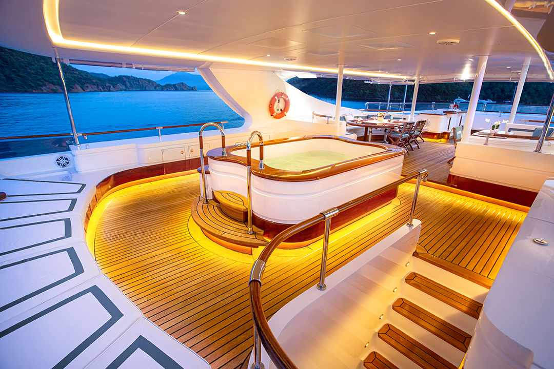 Outdoor jacuzzi on the Aqua Mare superyacht in Galapagos