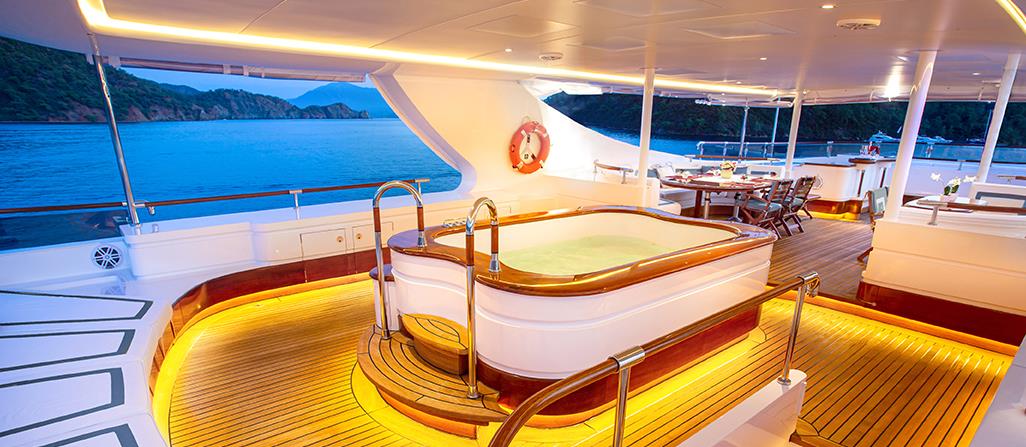 Outdoor jacuzzi on the Aqua Mare superyacht in Galapagos