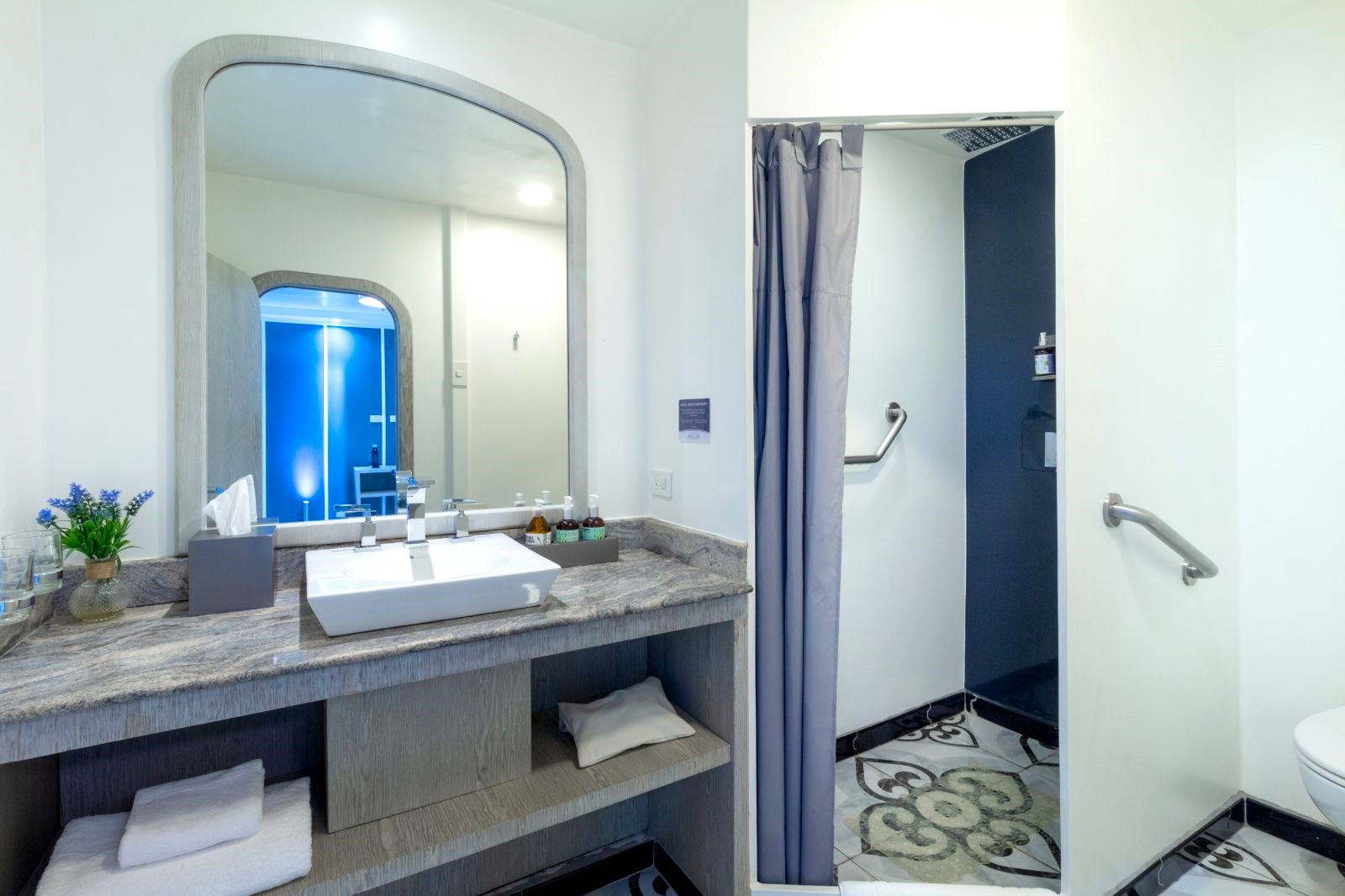 Bathroom onboard the Galapagos Horizon yacht in Ecuador