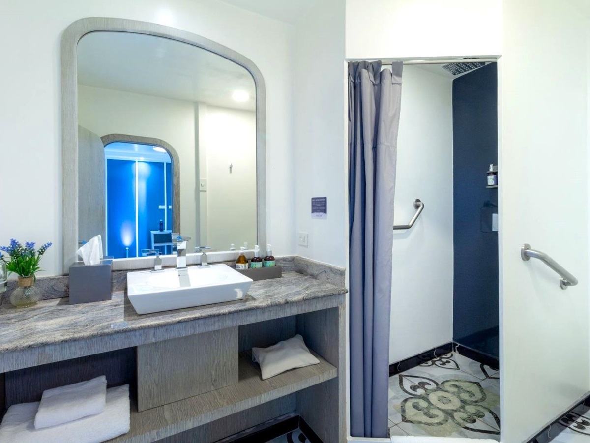 Bathroom onboard the Galapagos Horizon yacht in Ecuador