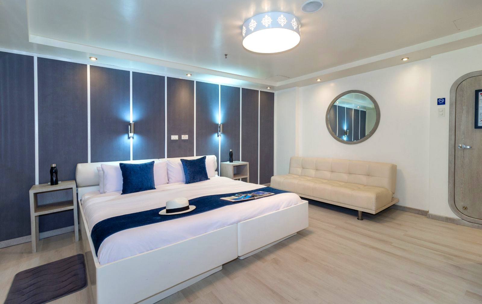 Double cabin onboard the Galapagos Horizon yacht in Ecuador