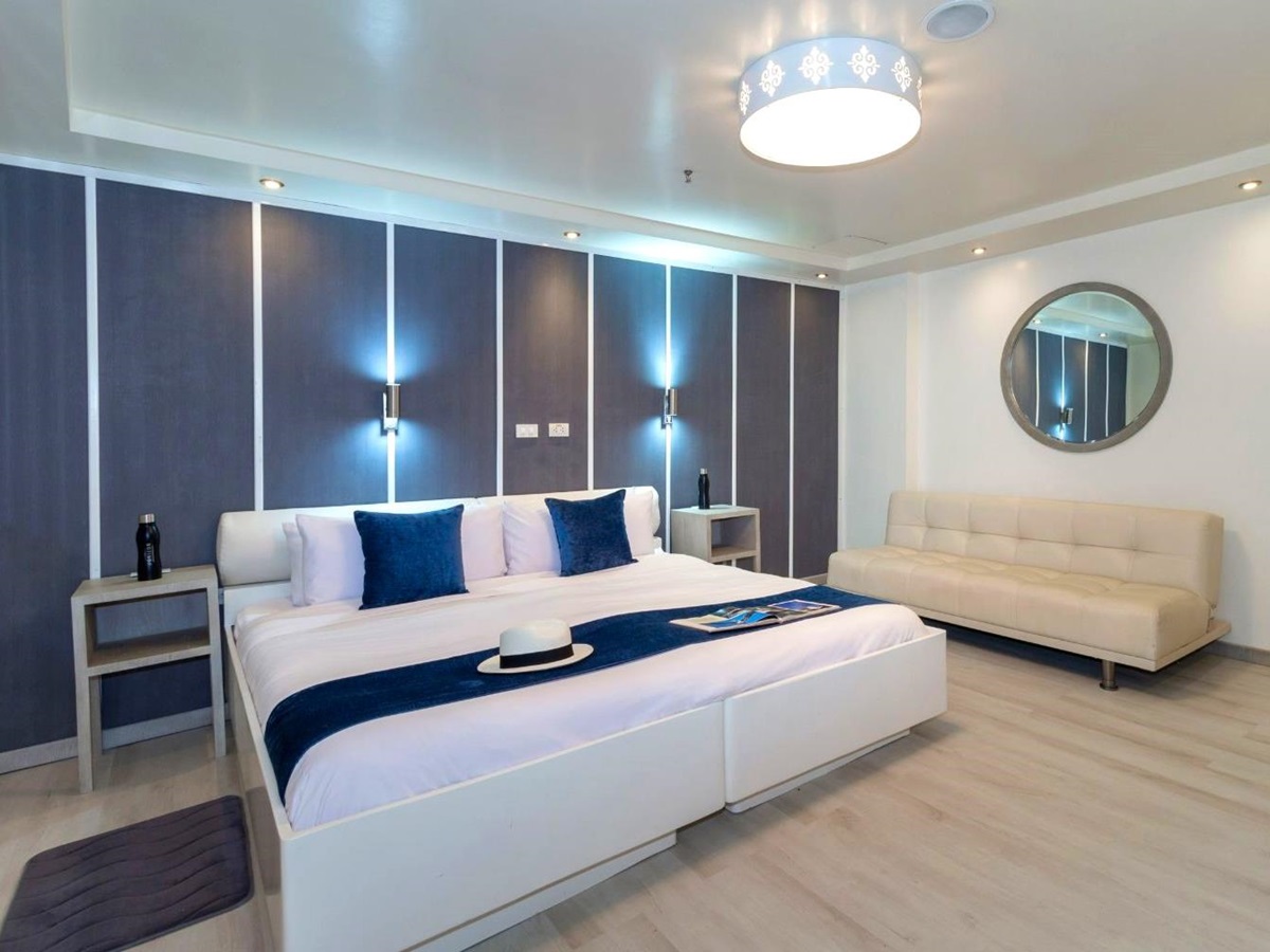 Double cabin onboard the Galapagos Horizon yacht in Ecuador