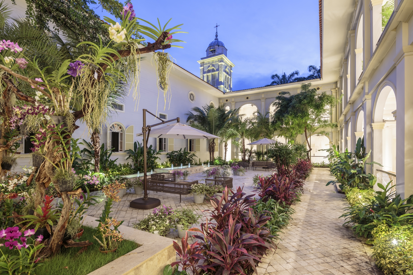 Gardens at Hotel del Parque in Ecuador