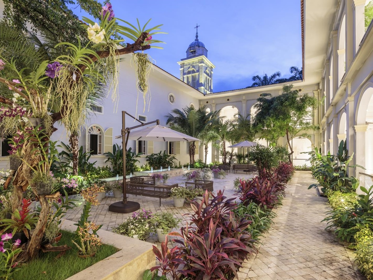 Gardens at Hotel del Parque in Ecuador
