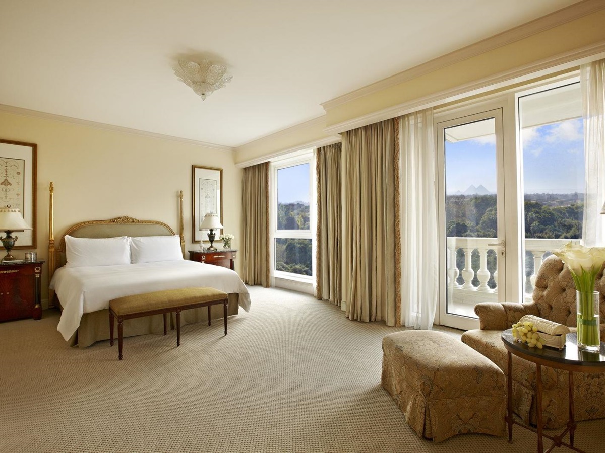 Suite with balcony at Four Seasons Nile Plaza Cairo