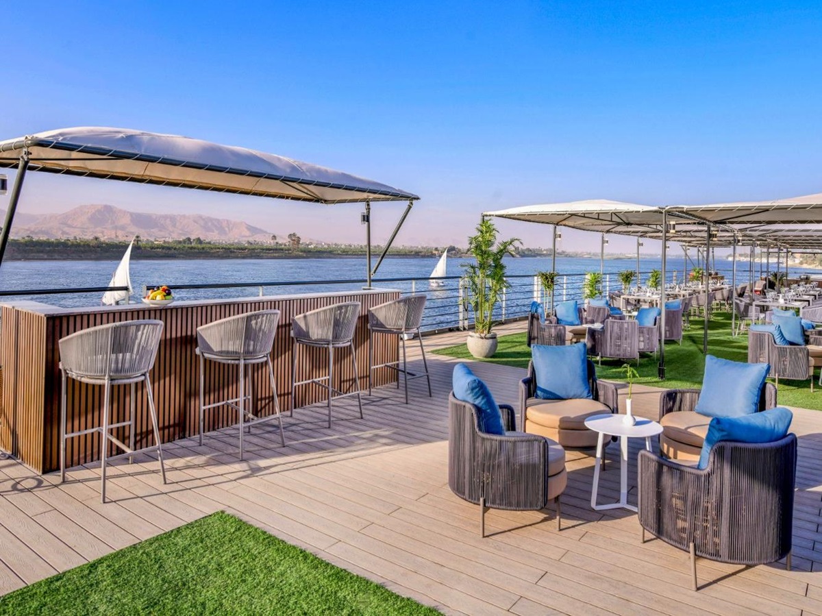 Alfresco seating at the bar onboard the Historia boutique Nile cruise hotel in Eypt