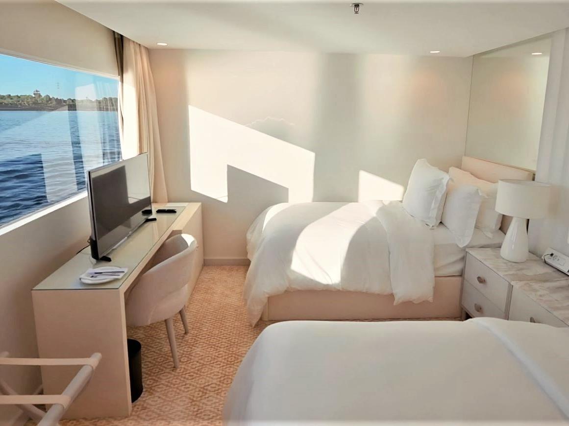 Twin bedroom onboard the Kazazian on the Nile i Egypt