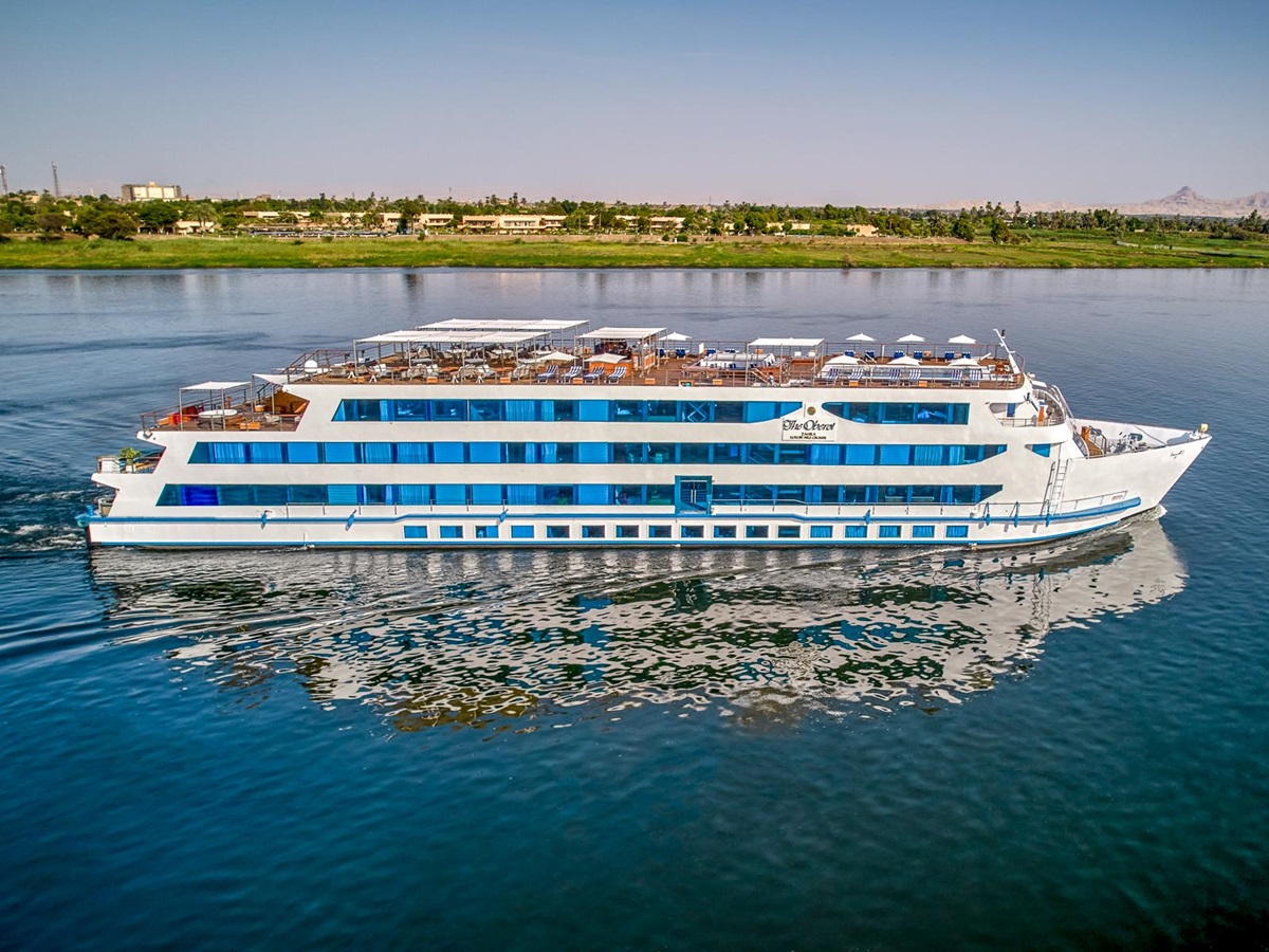 Exterior view of the Oberoi Zahra sailing on the Nile