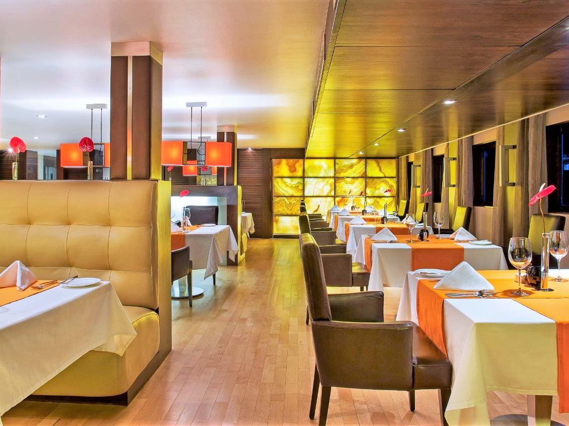 Restaurant onboard the the Oberoi Zahra on the Nile in Egypt