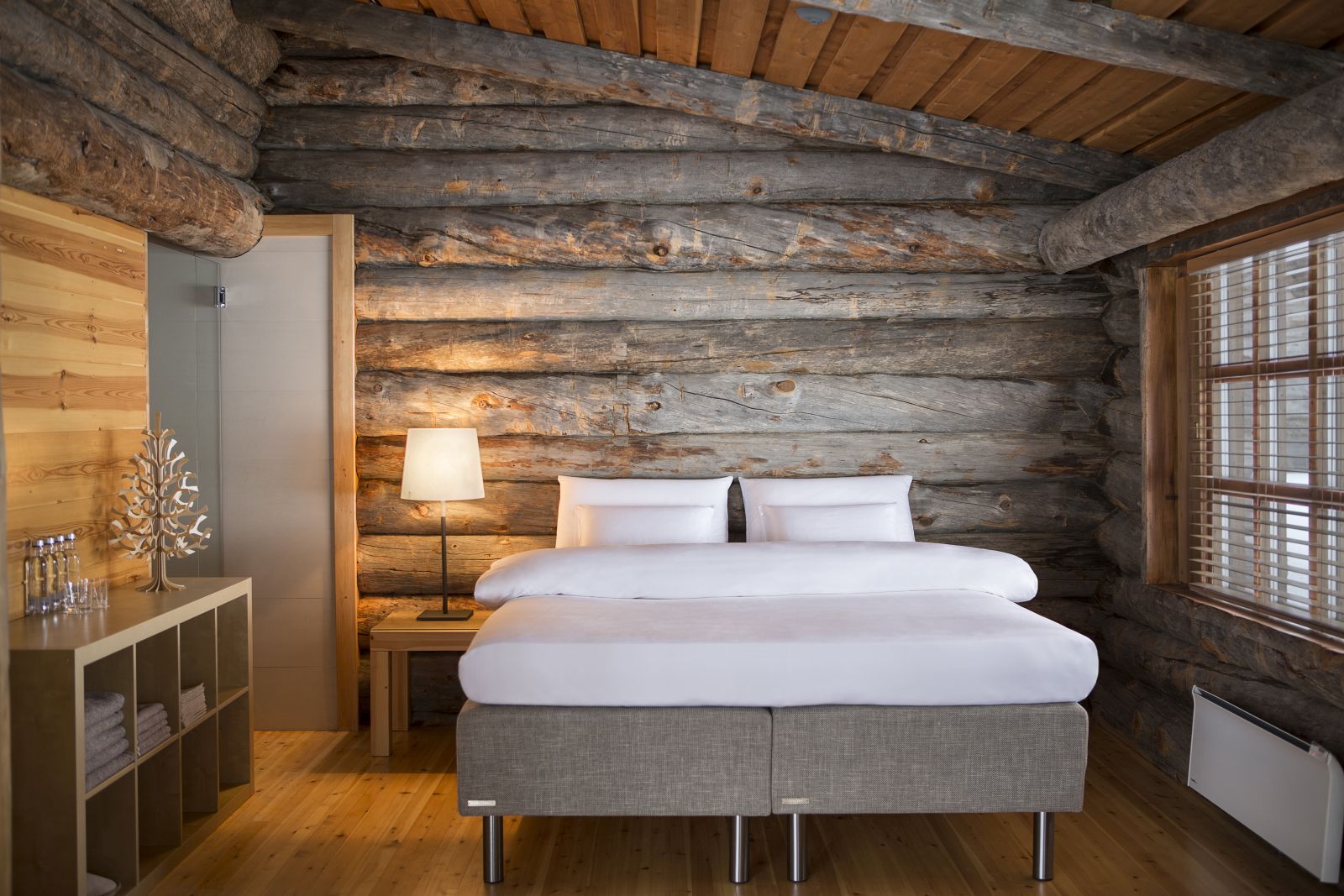 A king bedroom at Javri Lodge