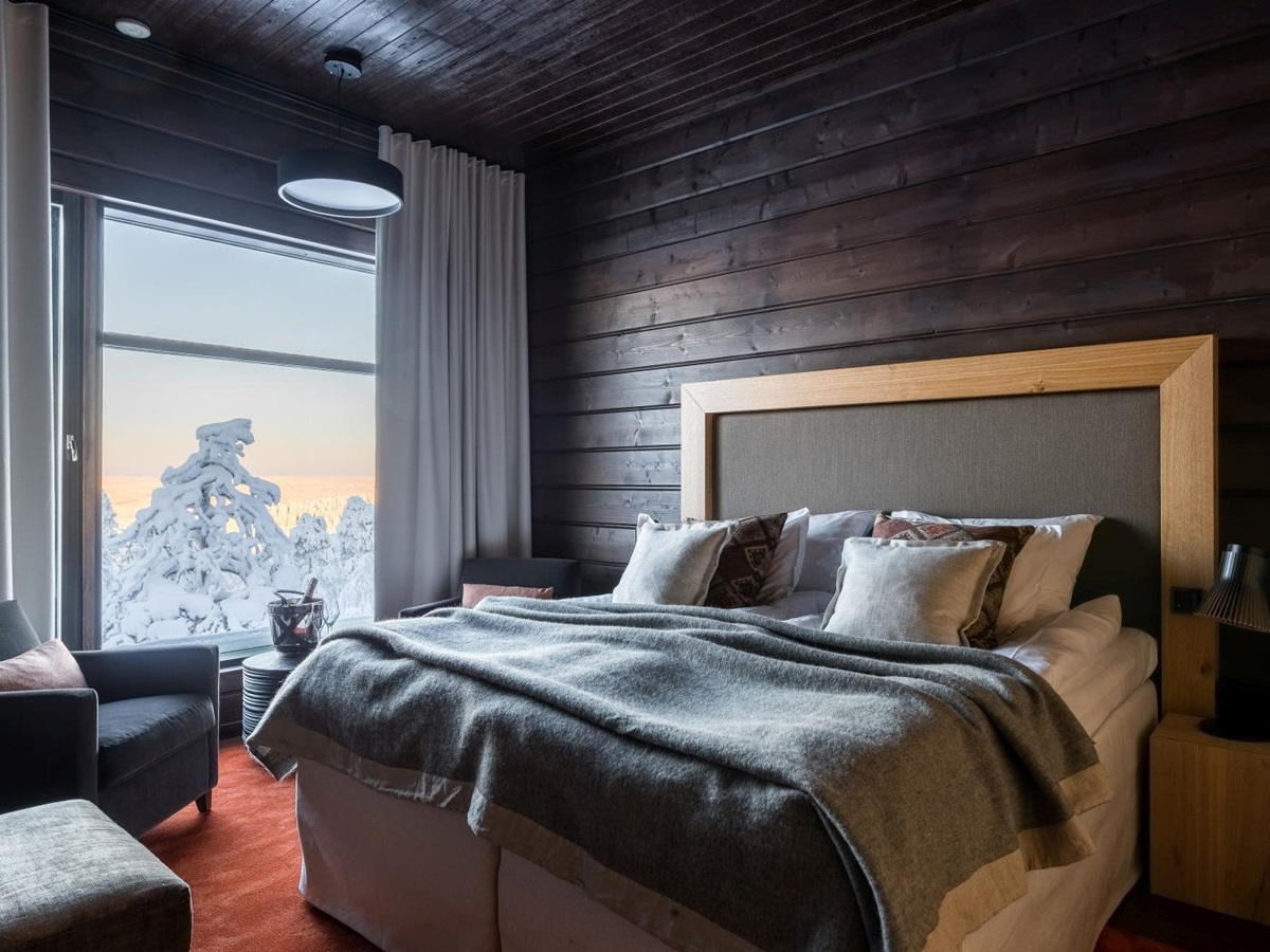 Guest room and view at Octola wilderness lodge in Finnish Lapland
