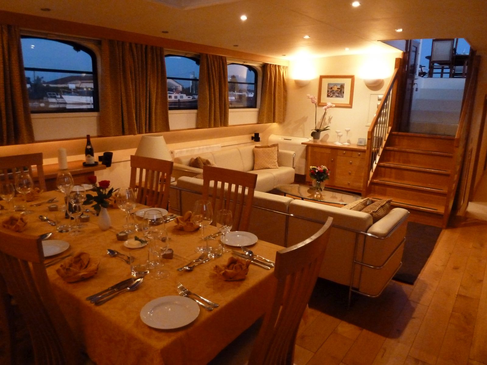 Dining cabin on board Apres Tout