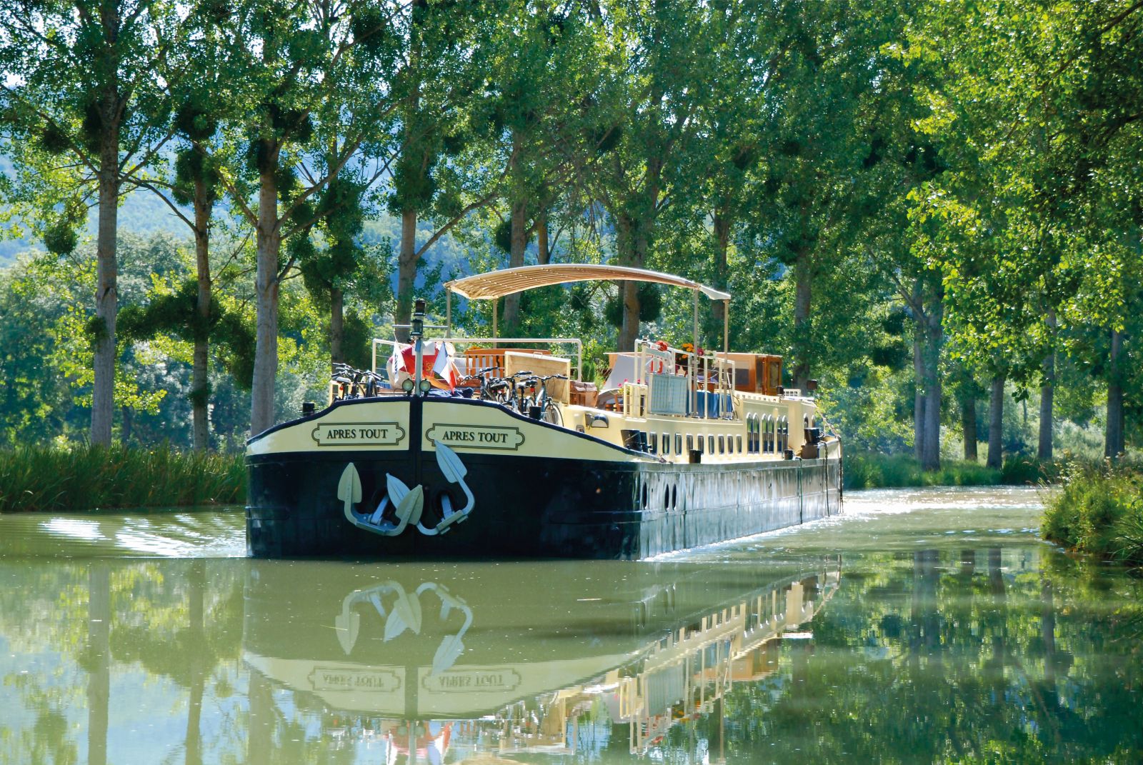 Luxury barge Apres Tout sailing through Burgundy, France