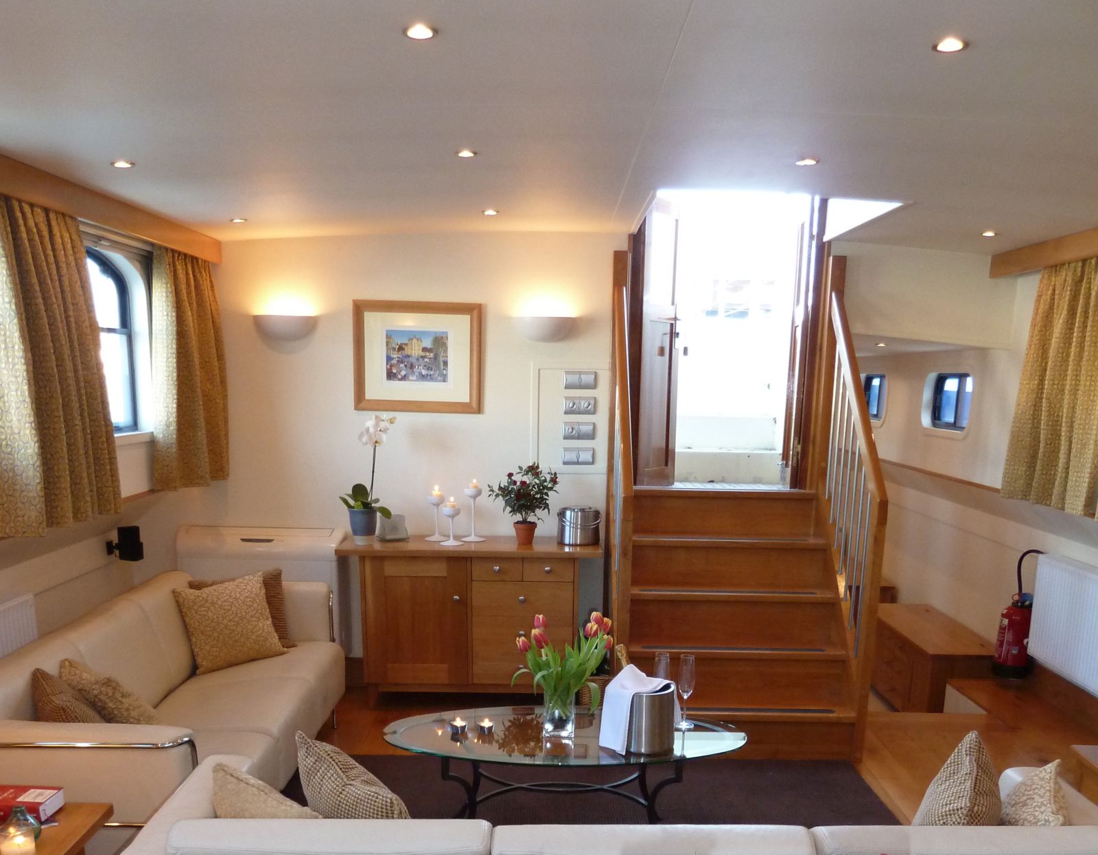 Living room area of Apres Tout