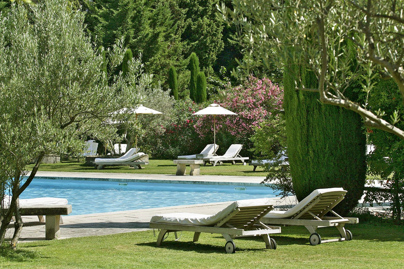 The pool and loungers at Baumaniere in Provence