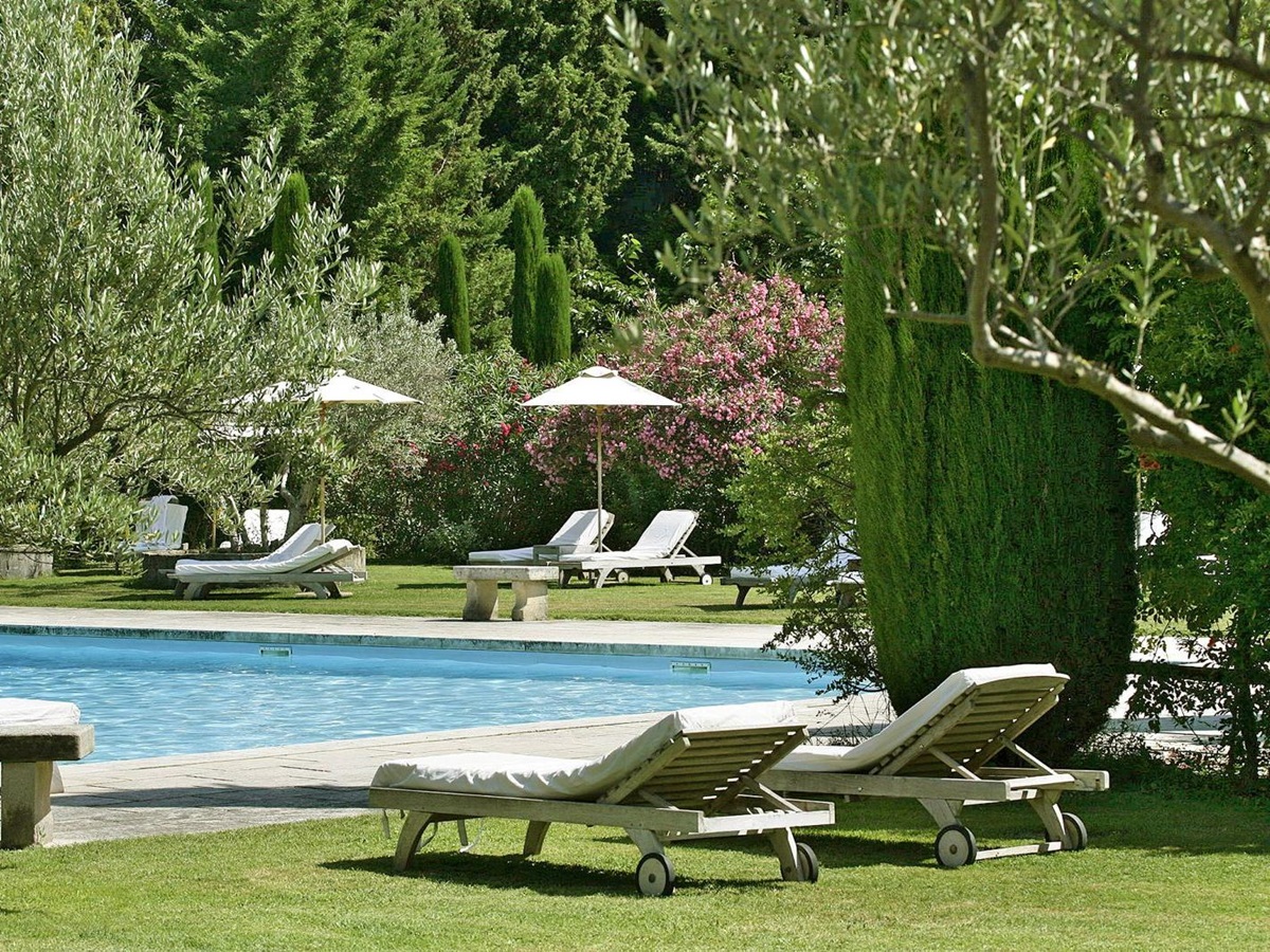 The pool and loungers at Baumaniere in Provence