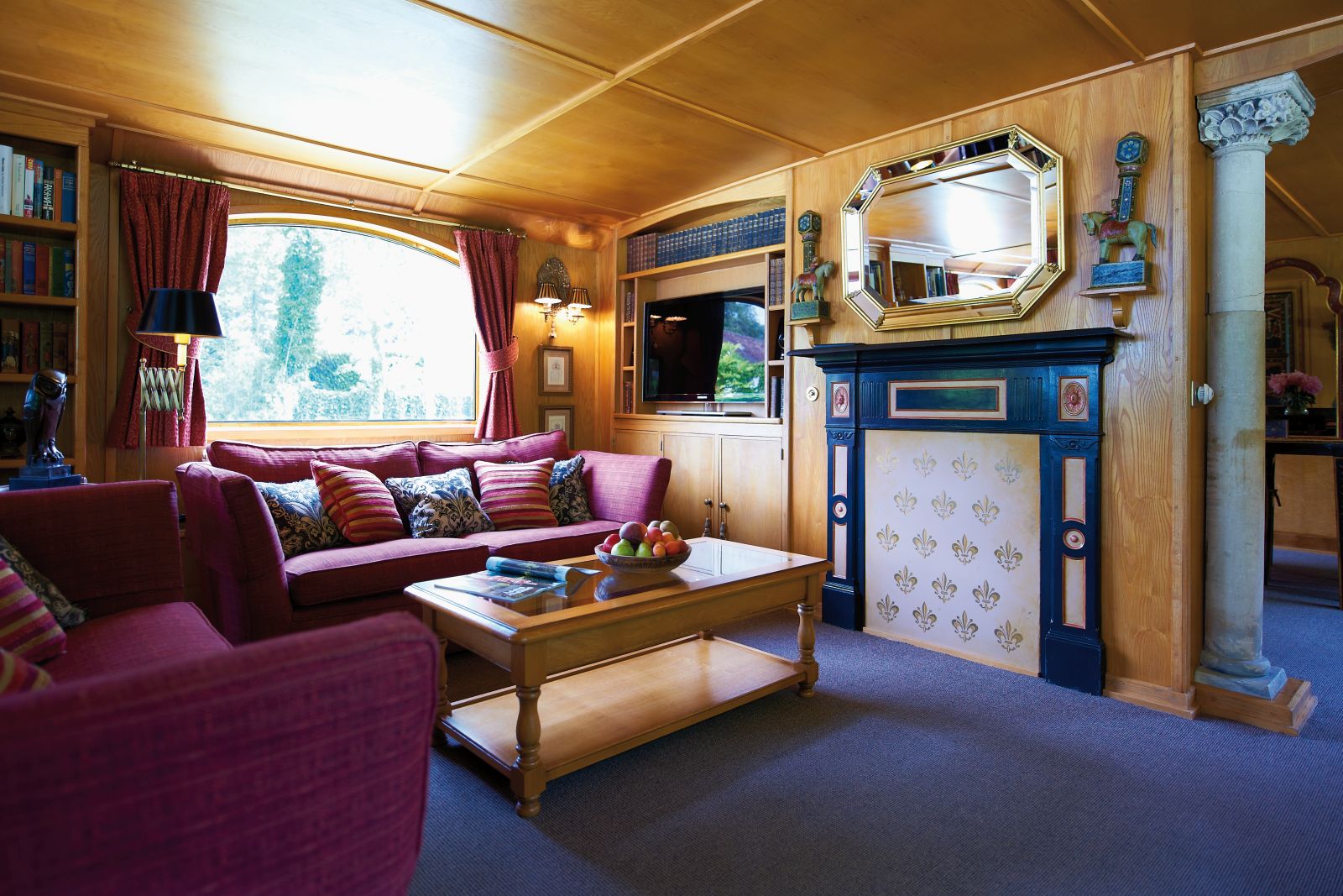 Lounge on board the Belmond Fleur de Lys river barge in France