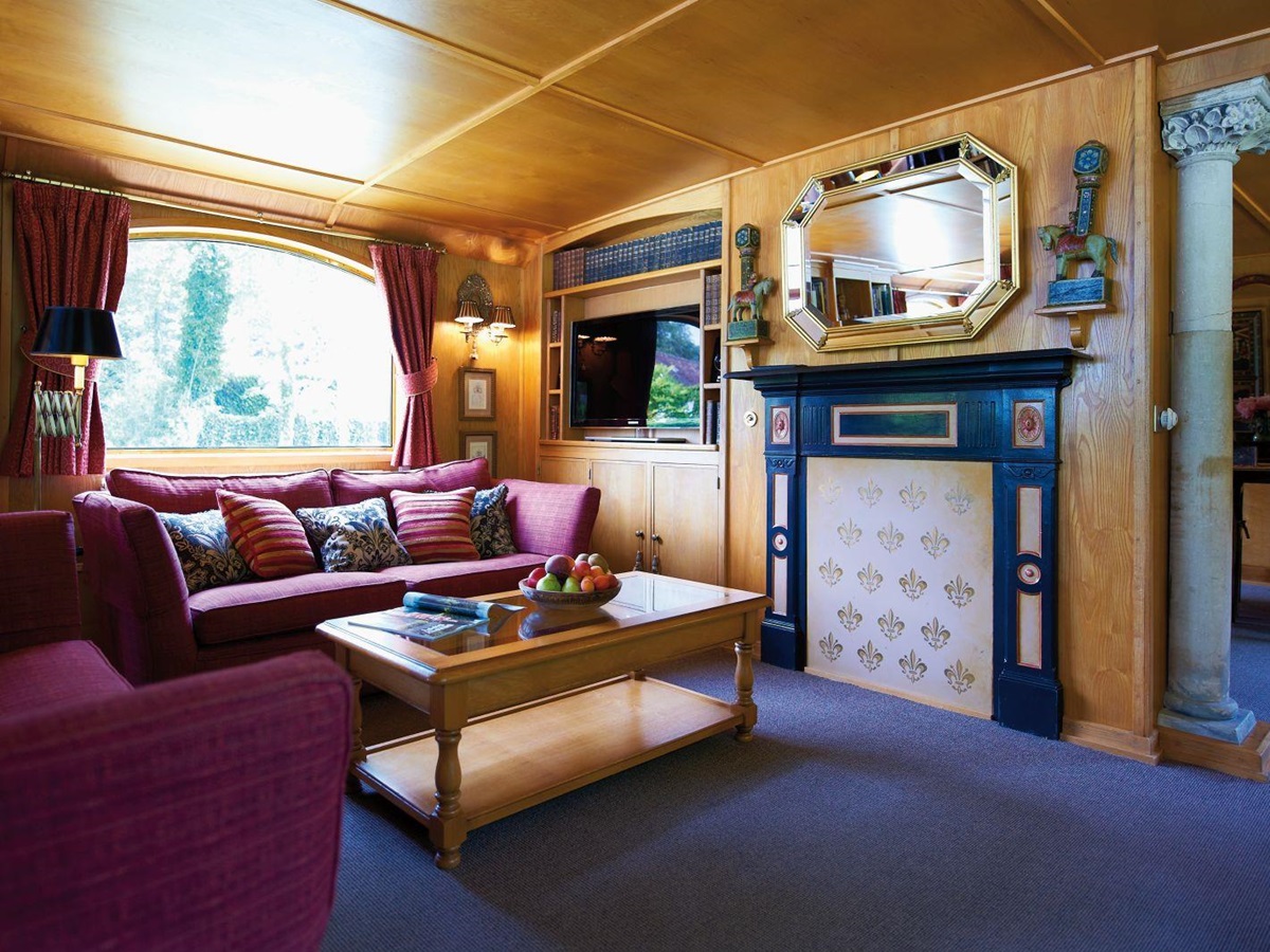 Lounge on board the Belmond Fleur de Lys river barge in France