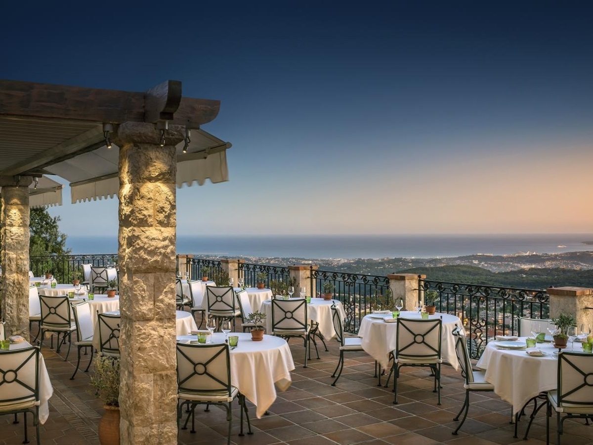 Restaurant with panoramic viewing terrace at Chateau Saint-Martin and Spa in France