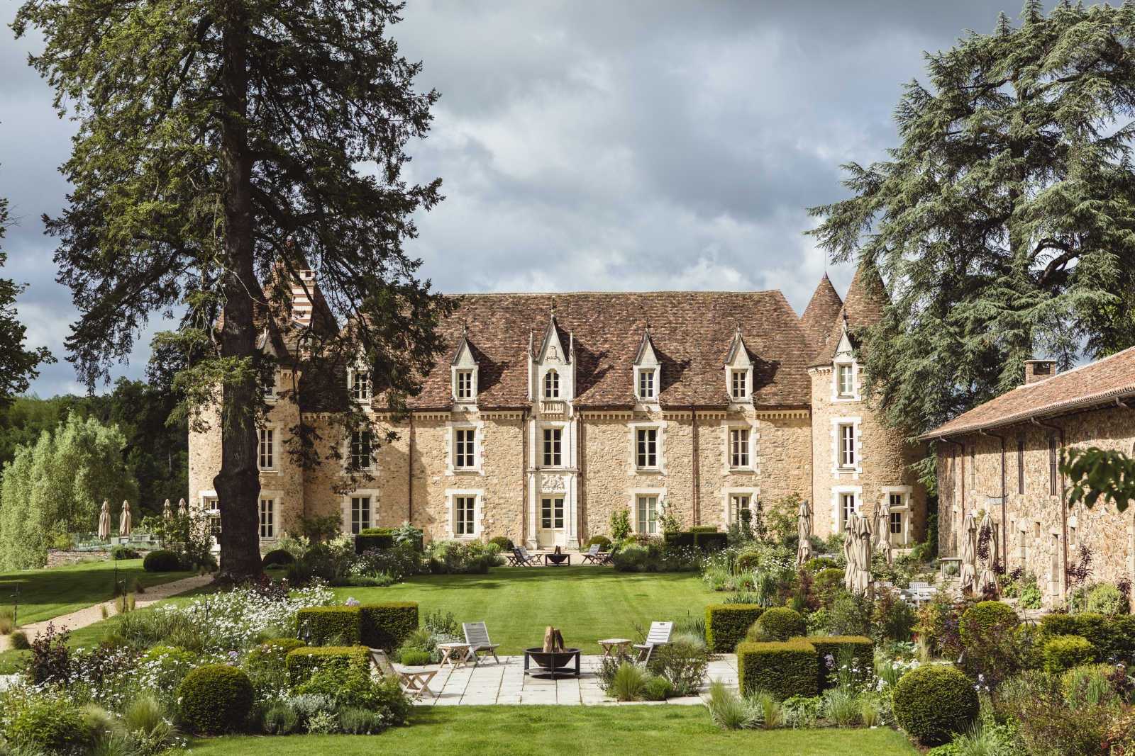 exterior view of hotel domaine des etangs in france