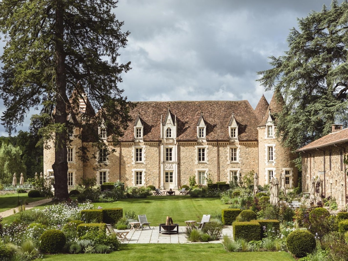 exterior view of hotel domaine des etangs in france