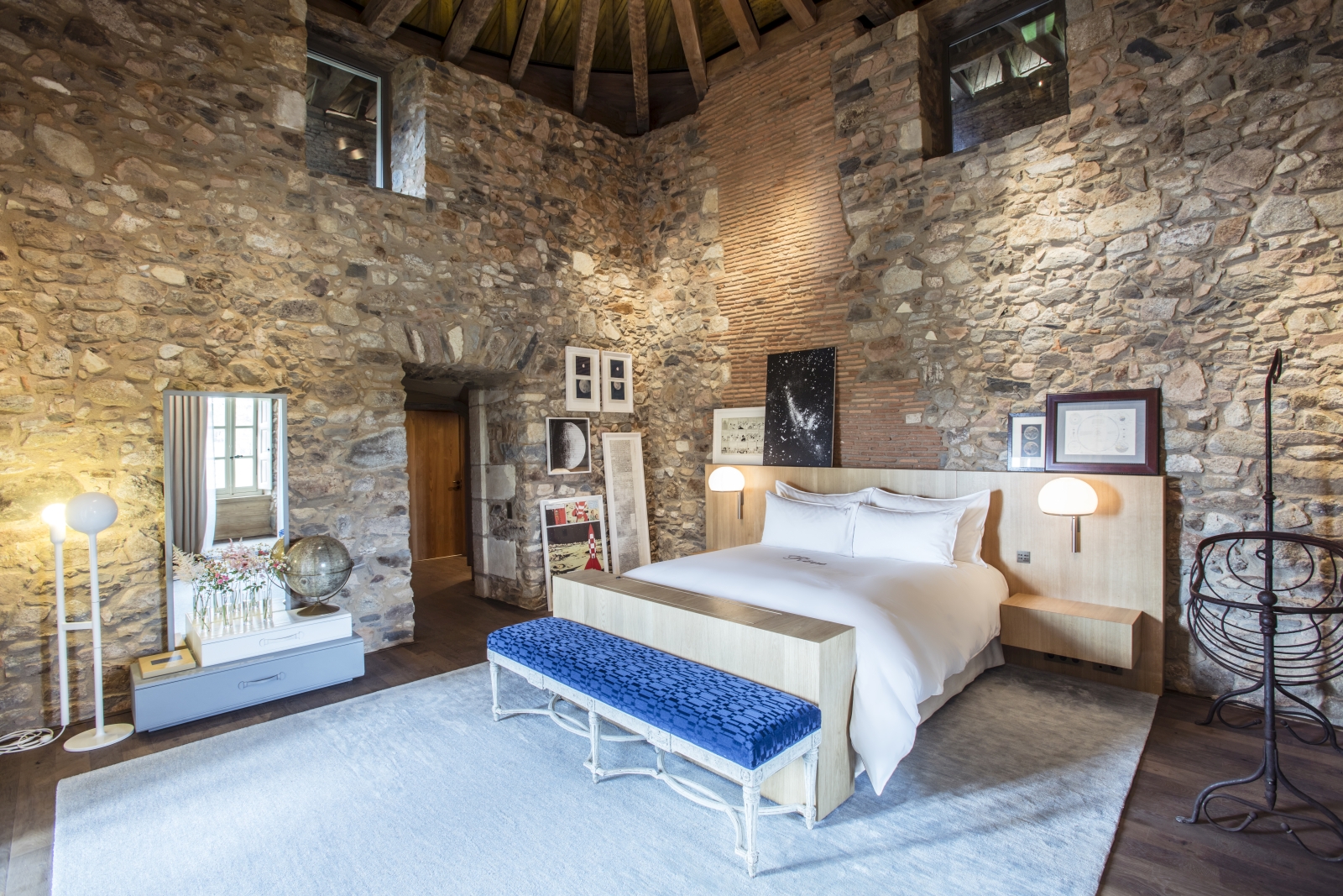 Castle Suite with high ceilings at domaine des etangs in france
