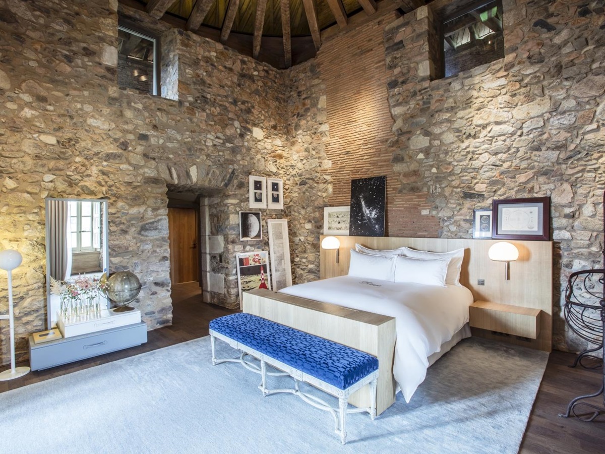 Castle Suite with high ceilings at domaine des etangs in france