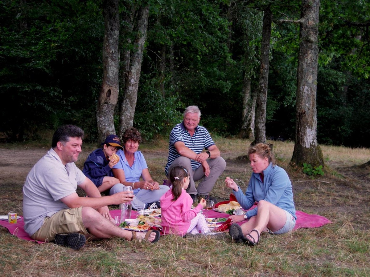 Family picnic from the Enchante river cruise in France